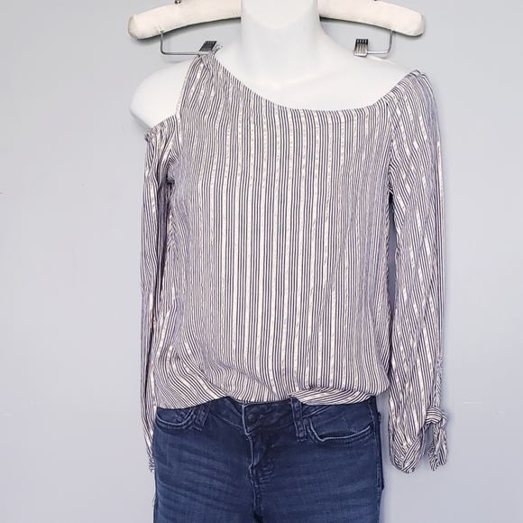 EXPRESS Cold Shoulder Tie Cuff Top - Picture 1 of 4